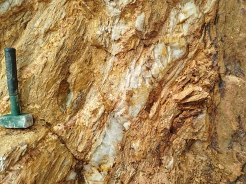 High-grade quartz veins in the Stranger Pit. Sampling of this occurrence yielded 133.25 g/t Au.